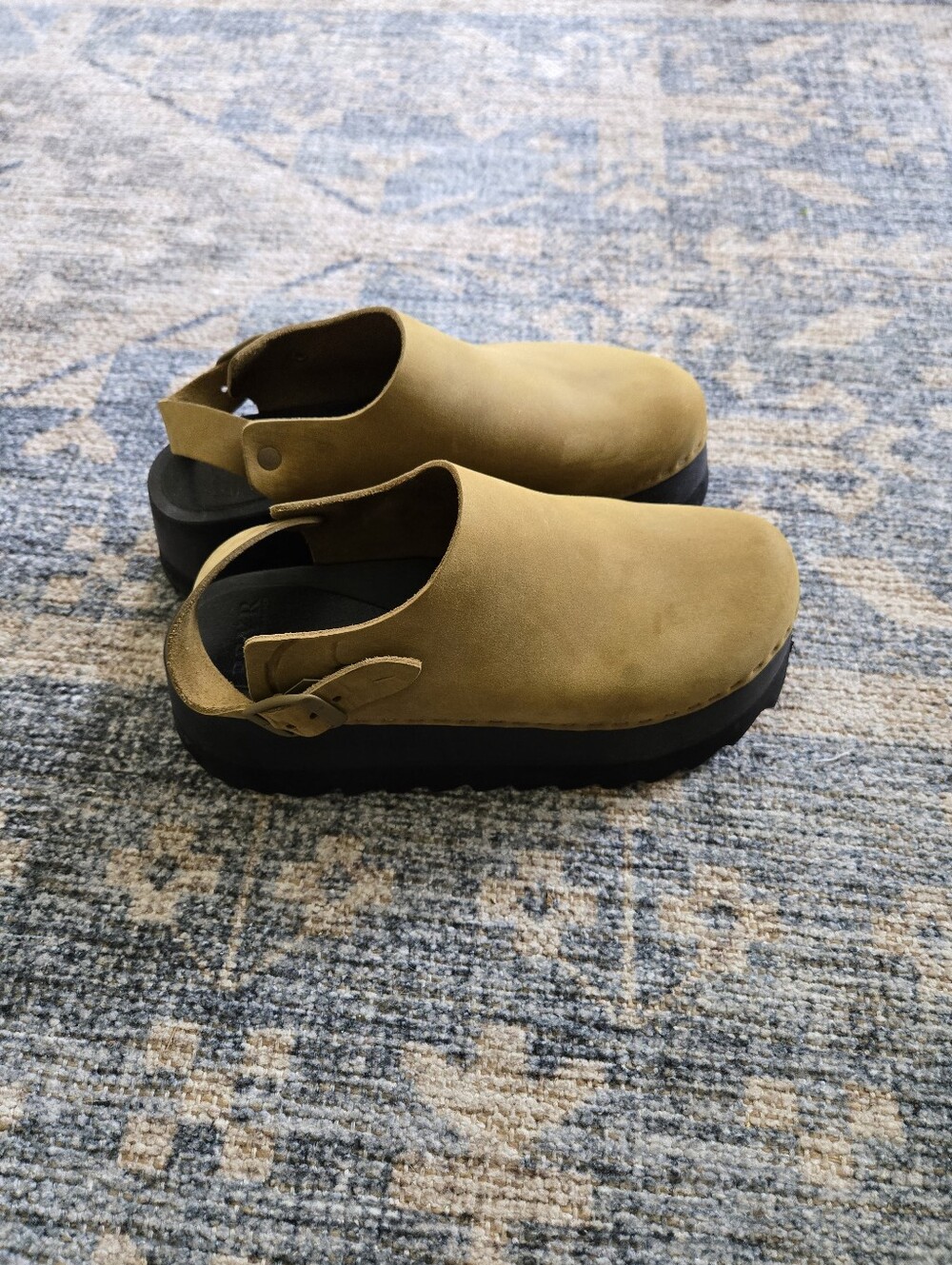 Bryr Tegan clog